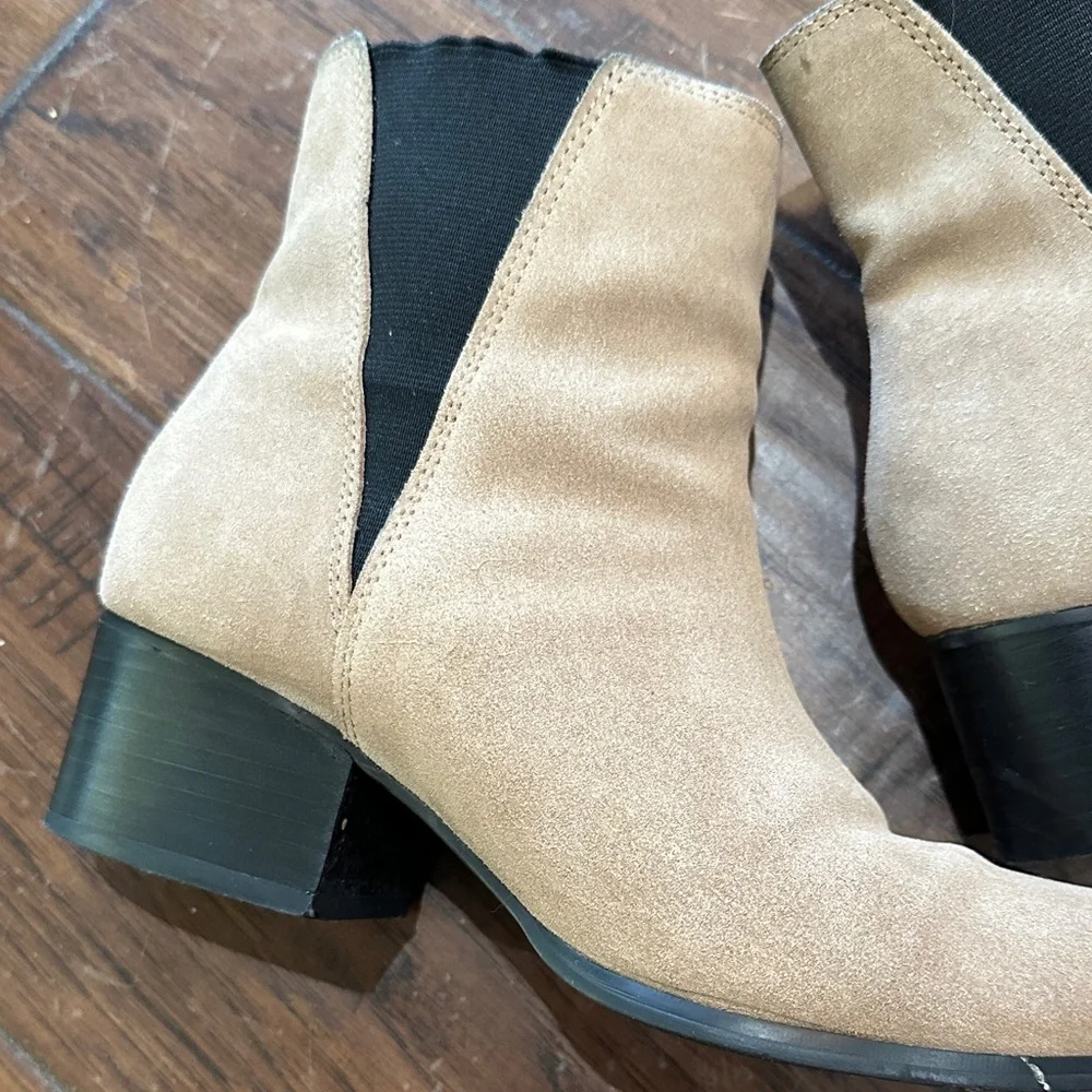 Urban Outfitters Beige Suede Ankle Booties Size‎ 7