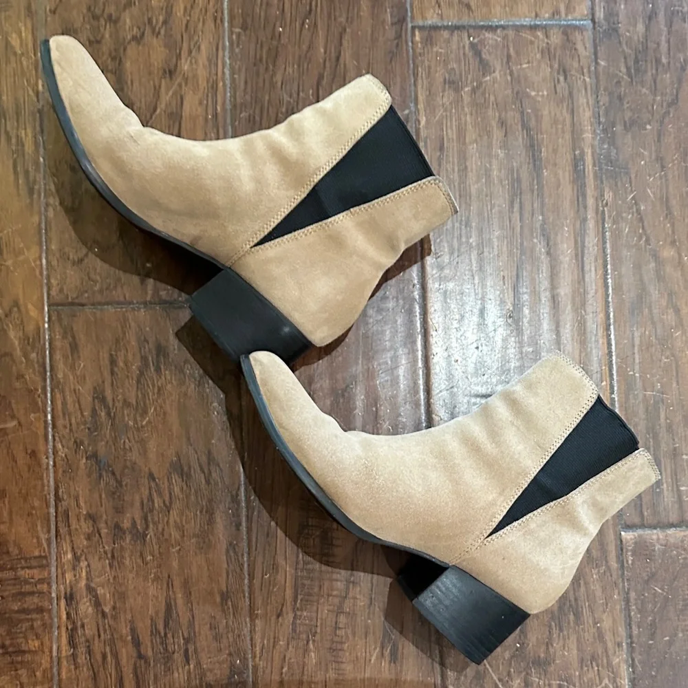 Urban Outfitters Beige Suede Ankle Booties Size‎ 7