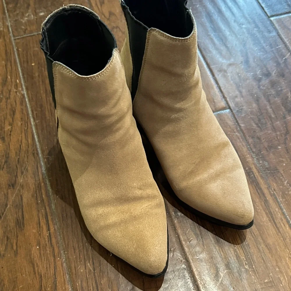 Urban Outfitters Beige Suede Ankle Booties Size‎ 7