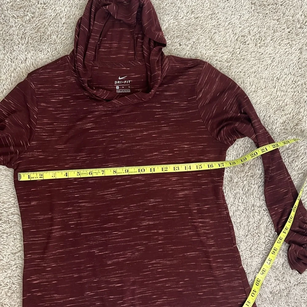 Women’s Nike drifit SZ M lightweight hoodie. Maroon w/pink. Great condition