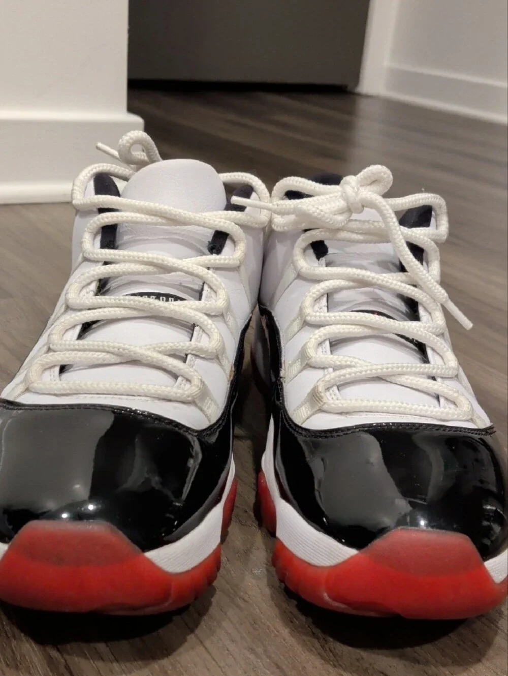 Nike Low-Top Sneakers in White, Black, Red