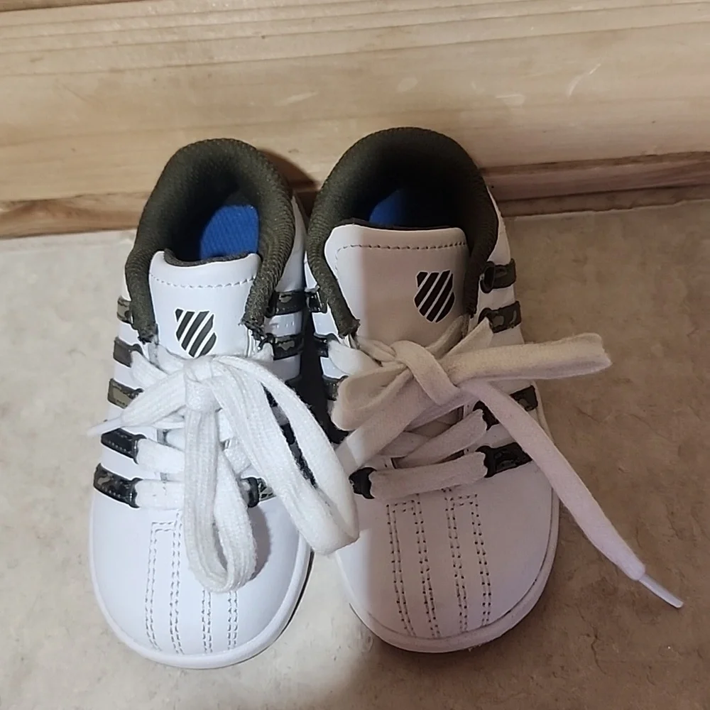 K-Swiss unisex size