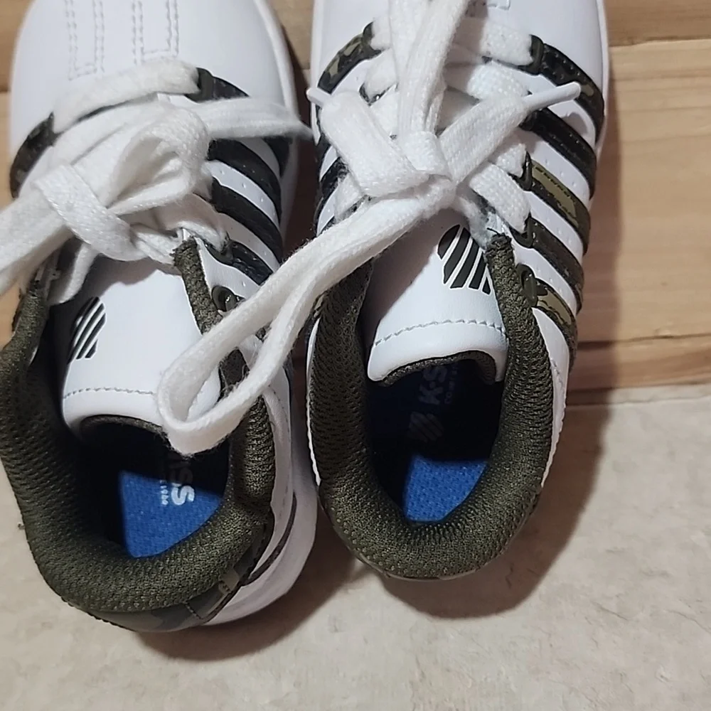 K-Swiss unisex size