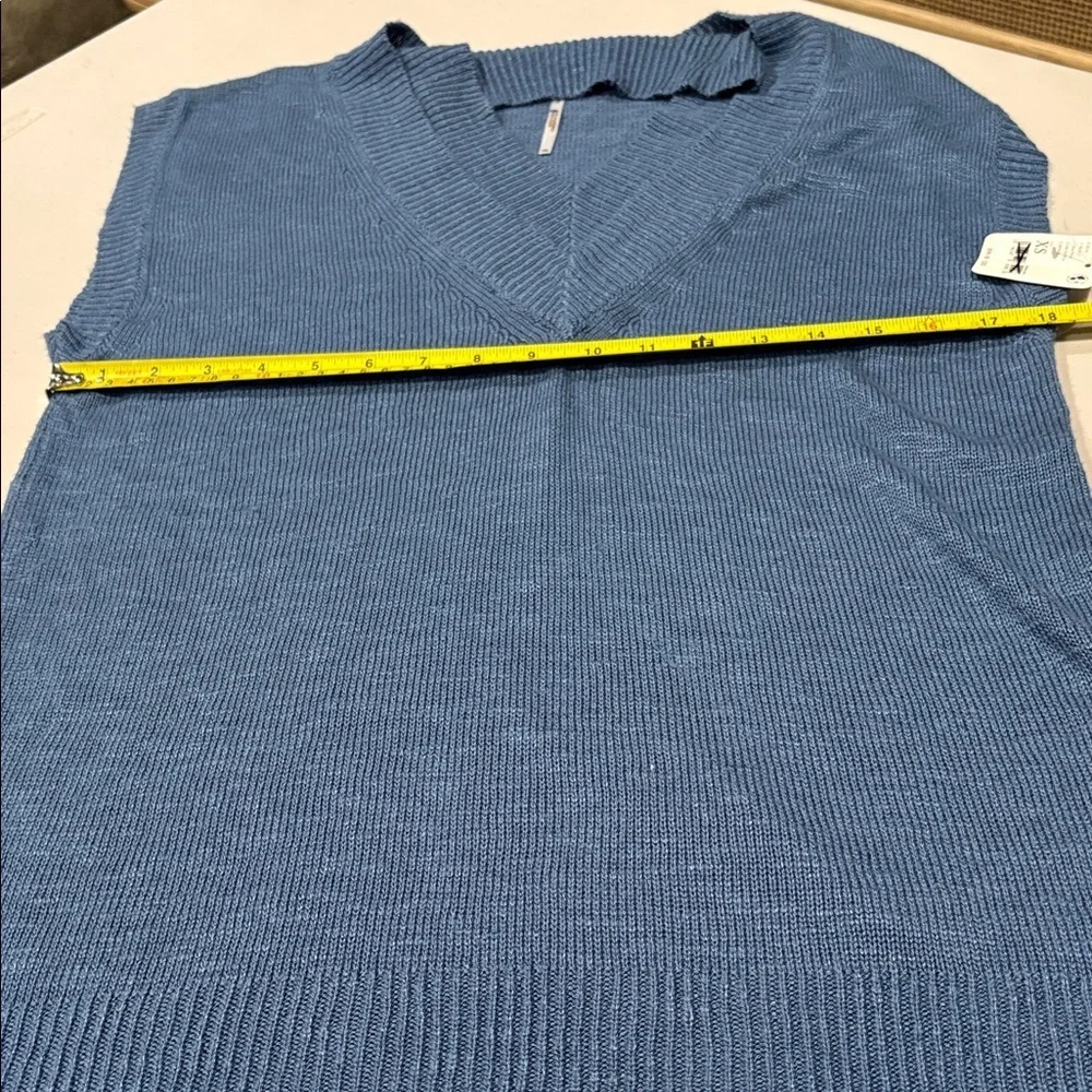Free People - Hannah Oversized double v-neck sleeveless sweater. Blue.  Size XS