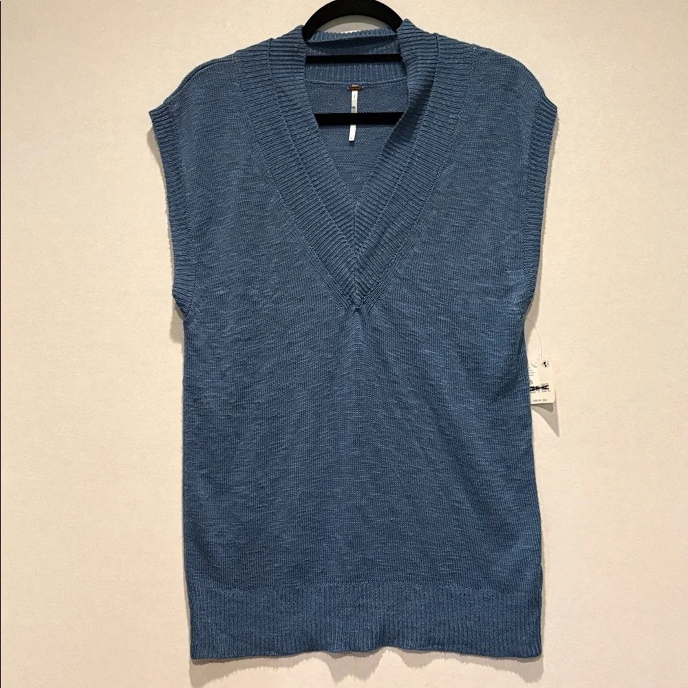 Free People - Hannah Oversized double v-neck sleeveless sweater. Blue.  Size XS
