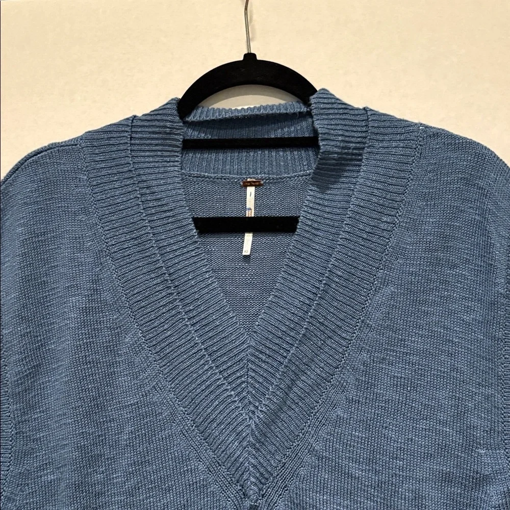 Free People - Hannah Oversized double v-neck sleeveless sweater. Blue.  Size XS