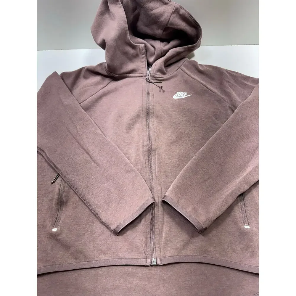 Nike zippered medium logo