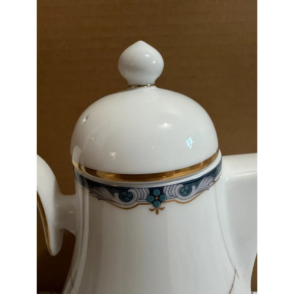 Noritake trimmed features