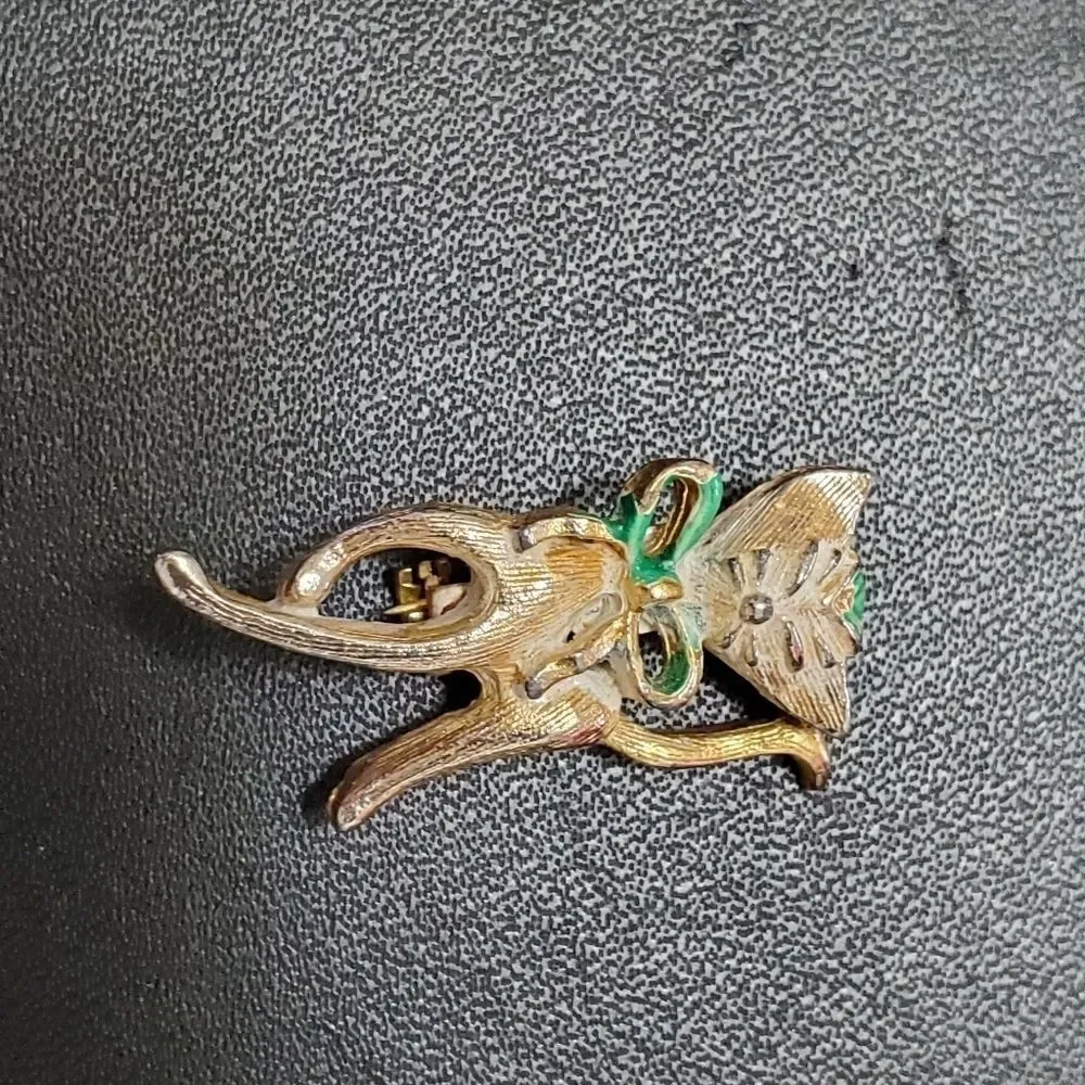 Gerry's vintage gold tone kitty with bow brooch