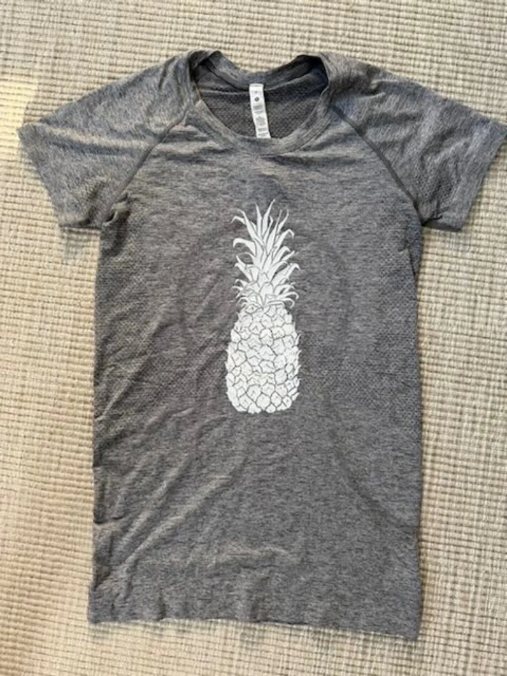 Lululemon Swiftly Tech Short Sleeve Hip Length with Maui Pineapple  Size 6