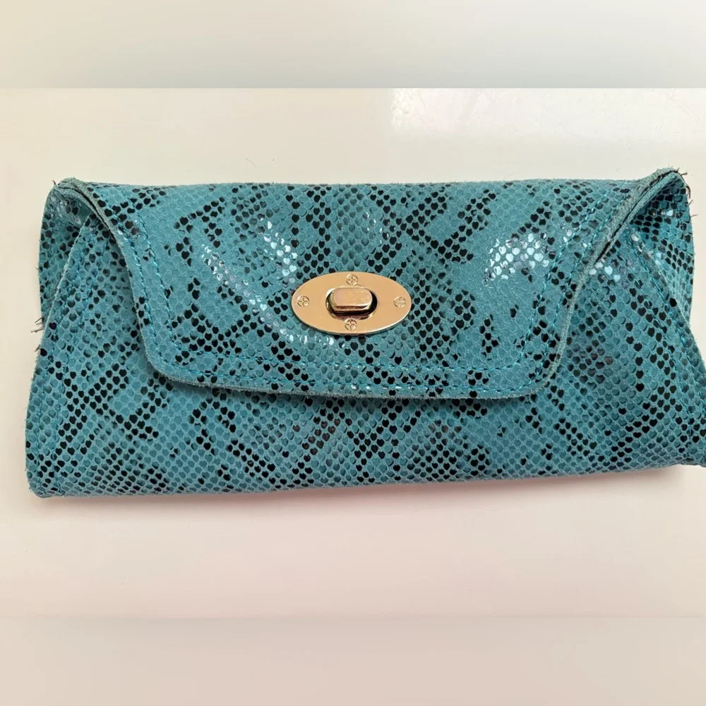 Turquoise python or snakeskin patterned leather clutch bag a twist-lock closure