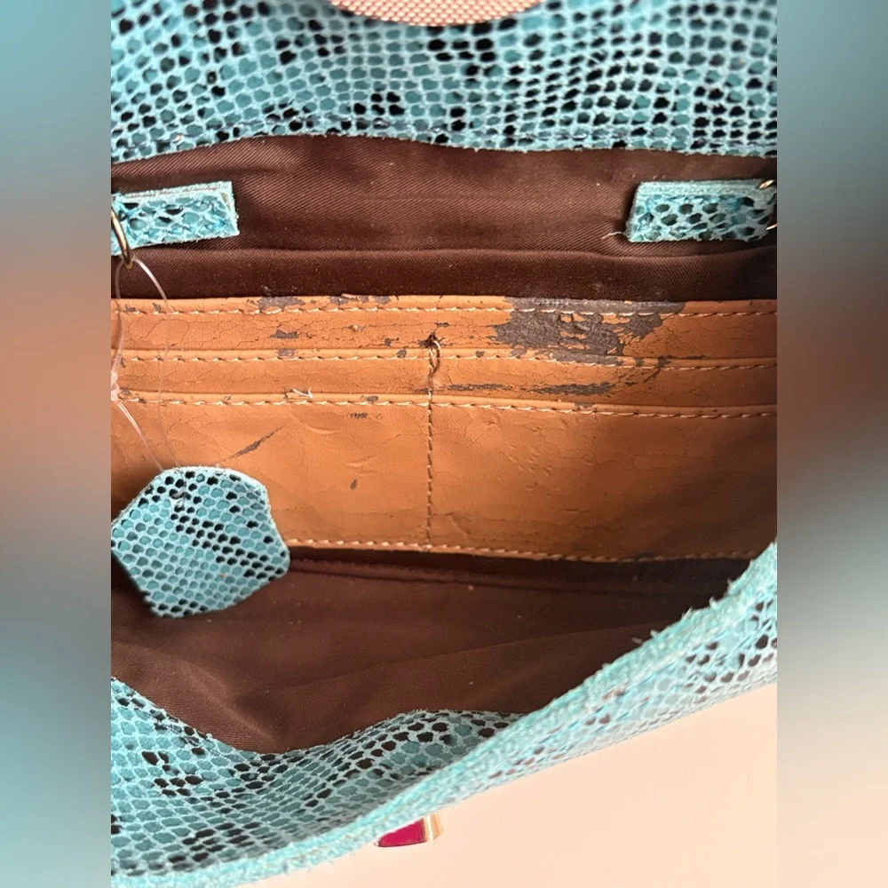 Turquoise python or snakeskin patterned leather clutch bag a twist-lock closure