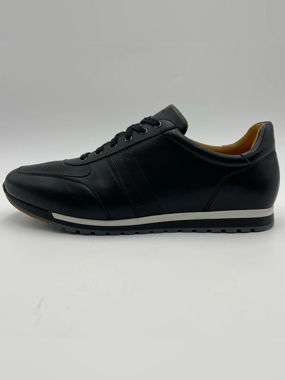 Magnanni cushioned casual silhouette