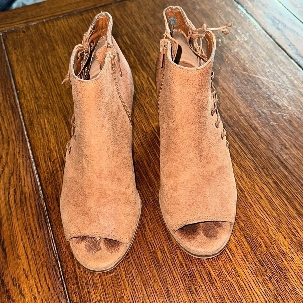 Lucky Brand, Harlee light brown leather open toe healed booties size 6M