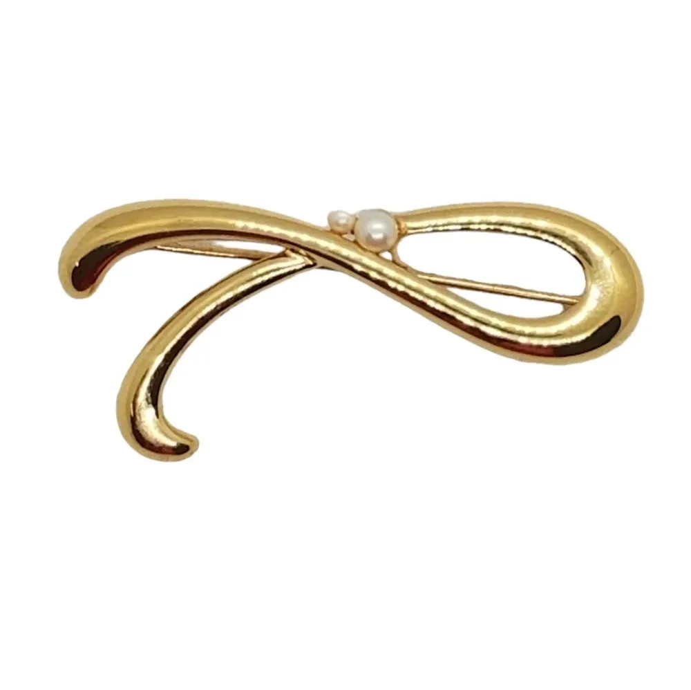 MONET VINTAGE FANCY LOOP  GOLDTONED & FAUX PEARL PIN