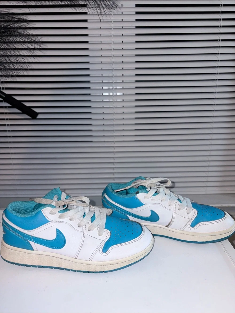 Nike Kids Low-Top Sneakers in White and Turquoise Blue