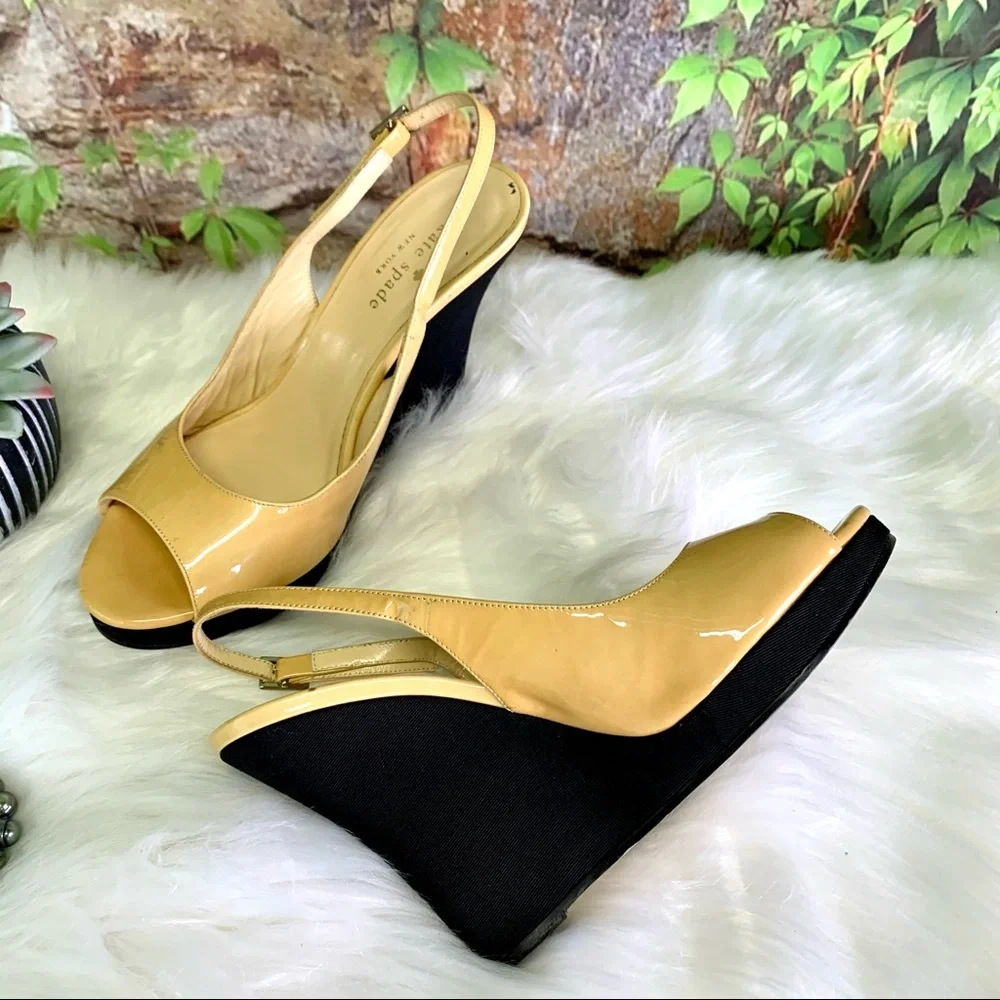 KATE SPADE Nude/Gold Quiet Luxury Minimalist Peep Toe Patent Wedges, 8B