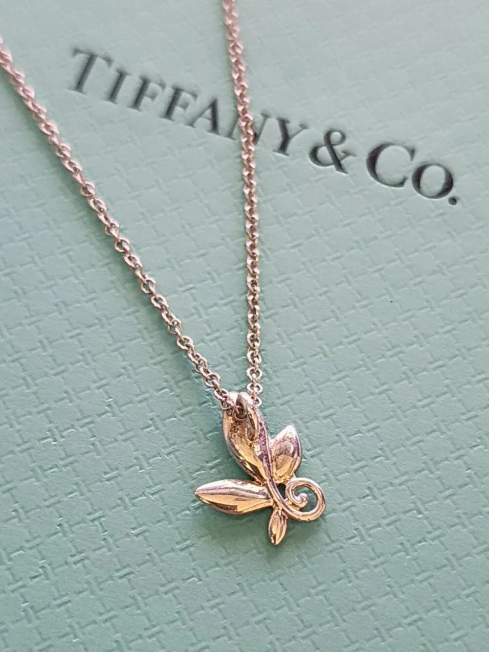 Tiffany& Co. Paloma Olive leaf Pendant necklace