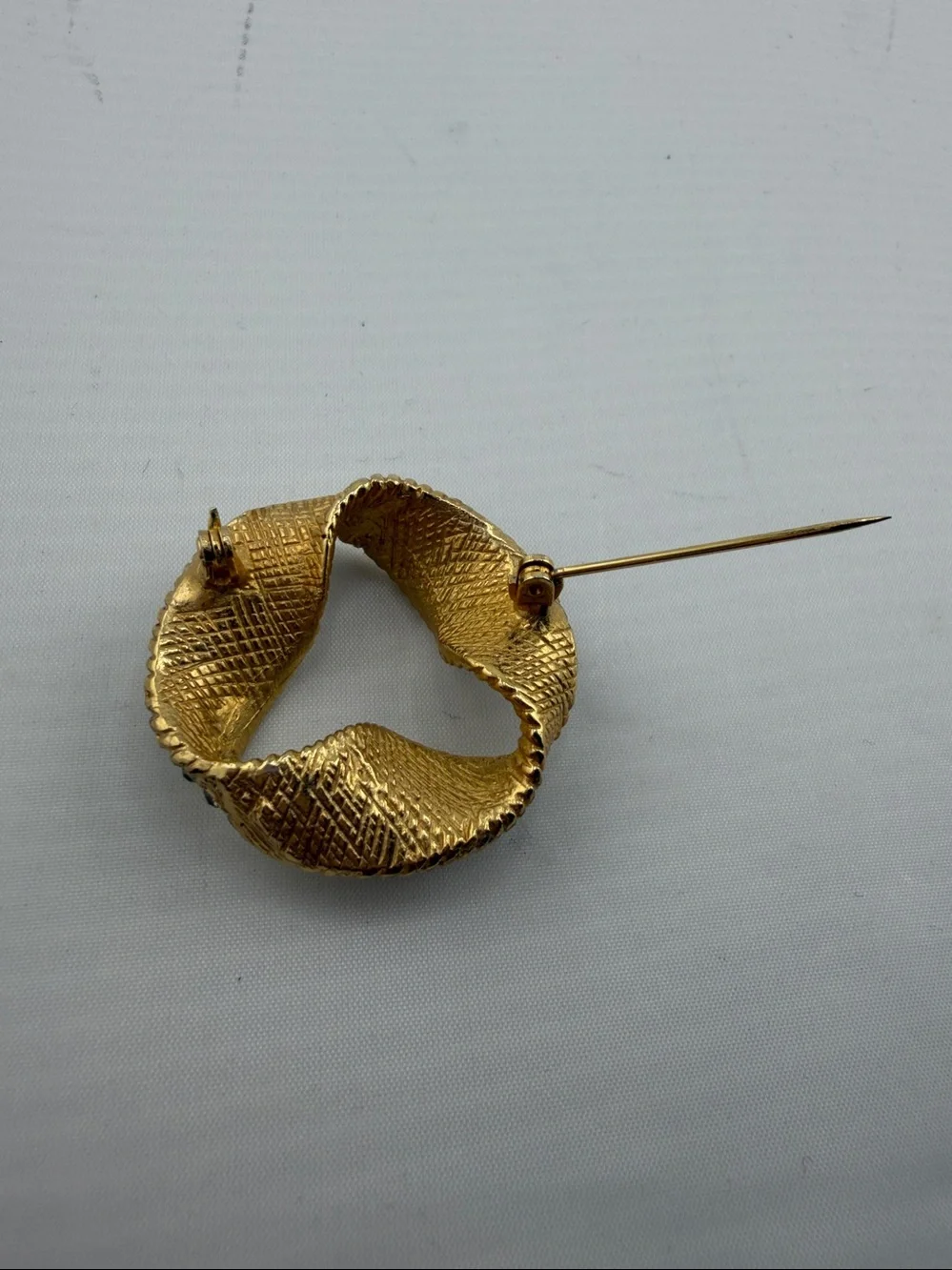 Vintage Gold Tone Rhinestone Ribbon Swirl Brooch Pin Statement Jewelry