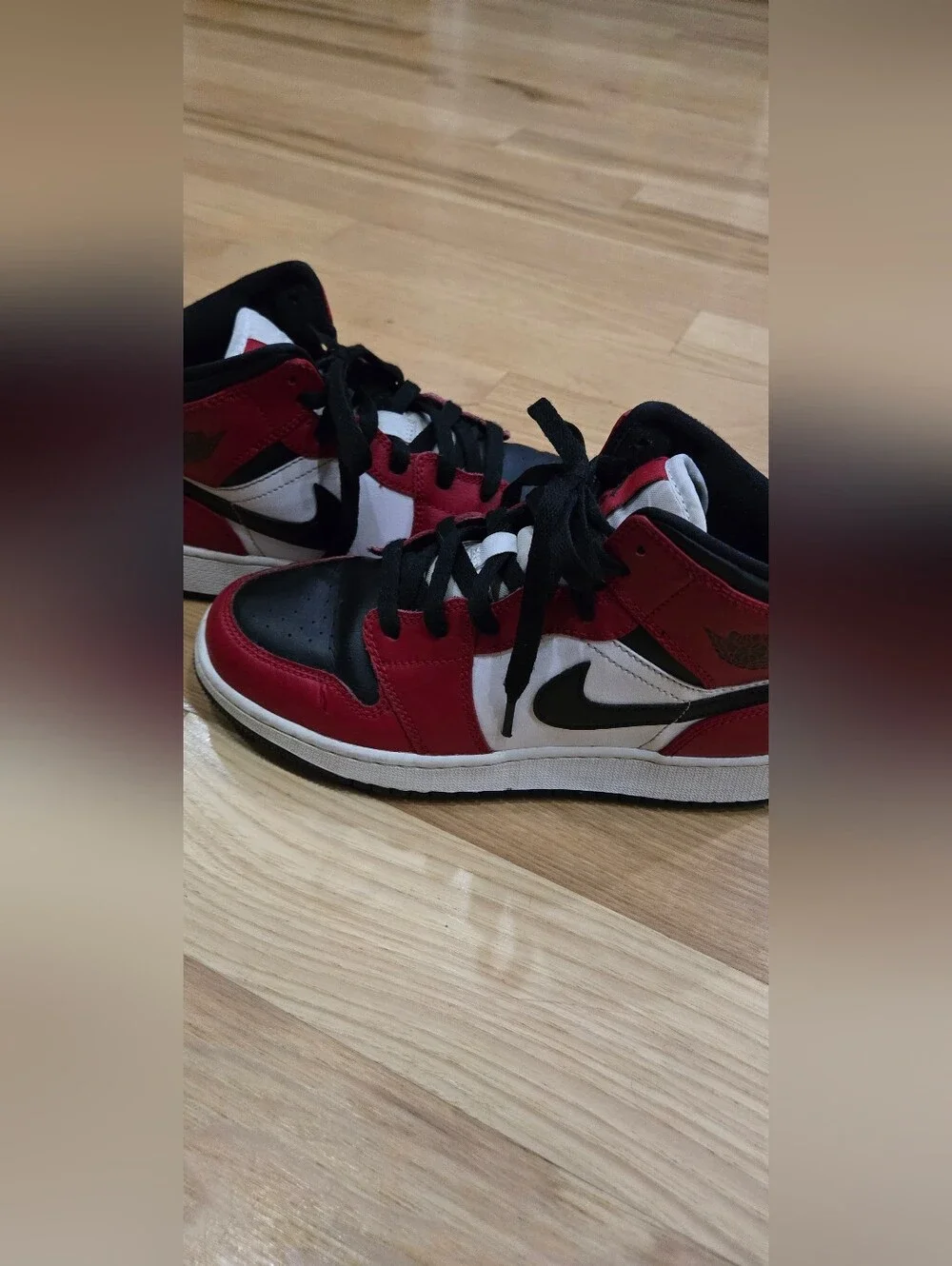 Jordan 1 Mid Chicago Black Toe High-Top Sneakers US 5.5