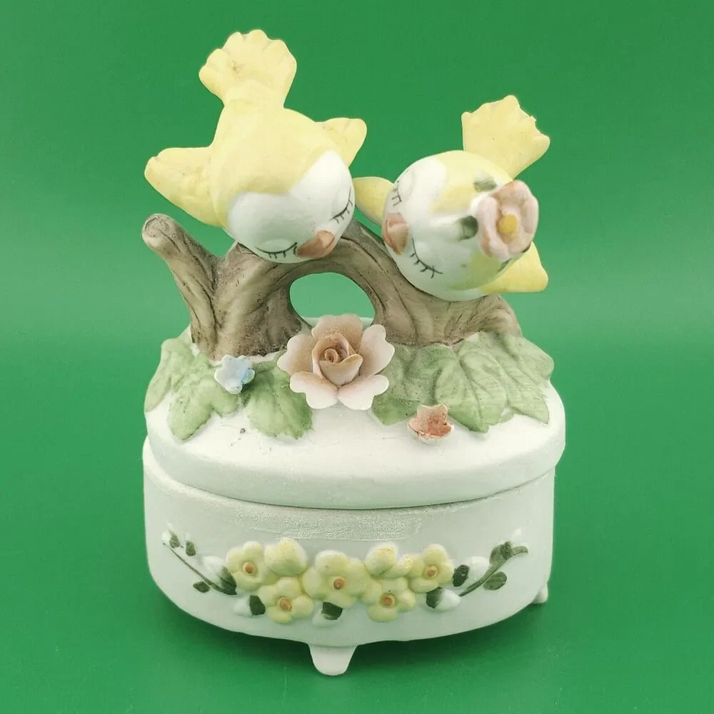 Lefton vintage kissing