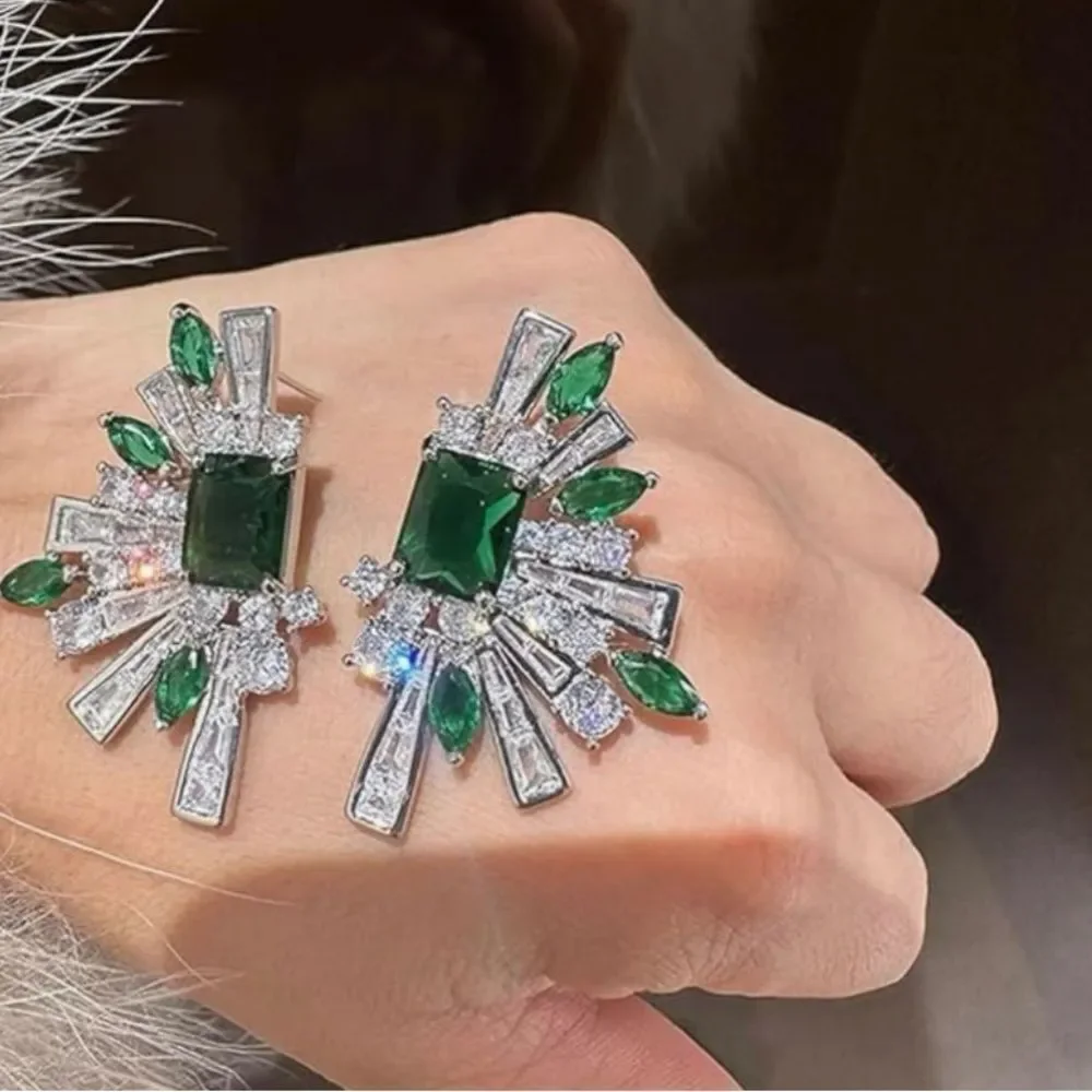 💚 NEW Elegant Green and Silver Starburst Statement Earrings 💚