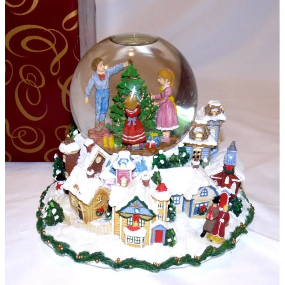 SAN FRANCISCO MUSIC BOX Here Comes Santa Claus musical light up snow globe