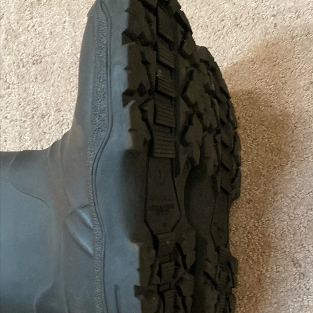 Kids Size 1 Sleek Black Lined Snow Boots Winter Outdoor Fall