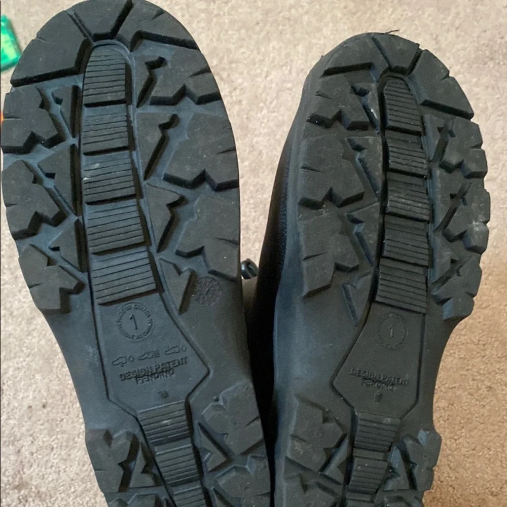 Kids Size 1 Sleek Black Lined Snow Boots Winter Outdoor Fall