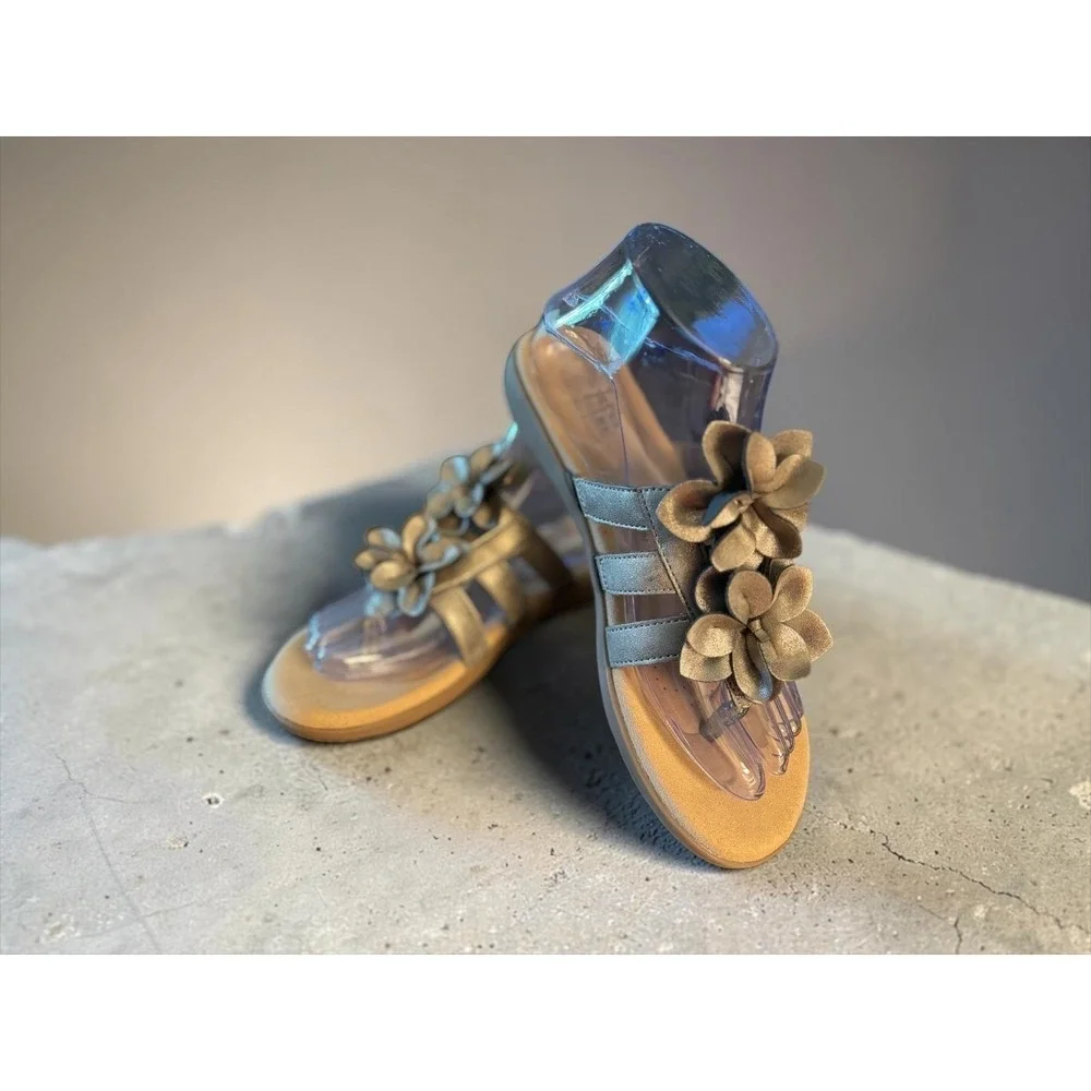 Clarks‎ Collection Ultimate Comfort NWOT Flower Thong Sandals Taupe Metallic