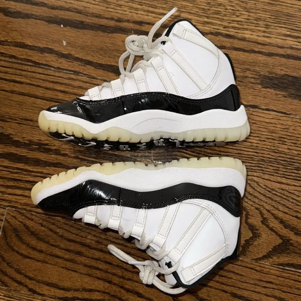 JORDAN 11 RETRO WHITE BLACK METALLIC GOLD SNEAKER 12C