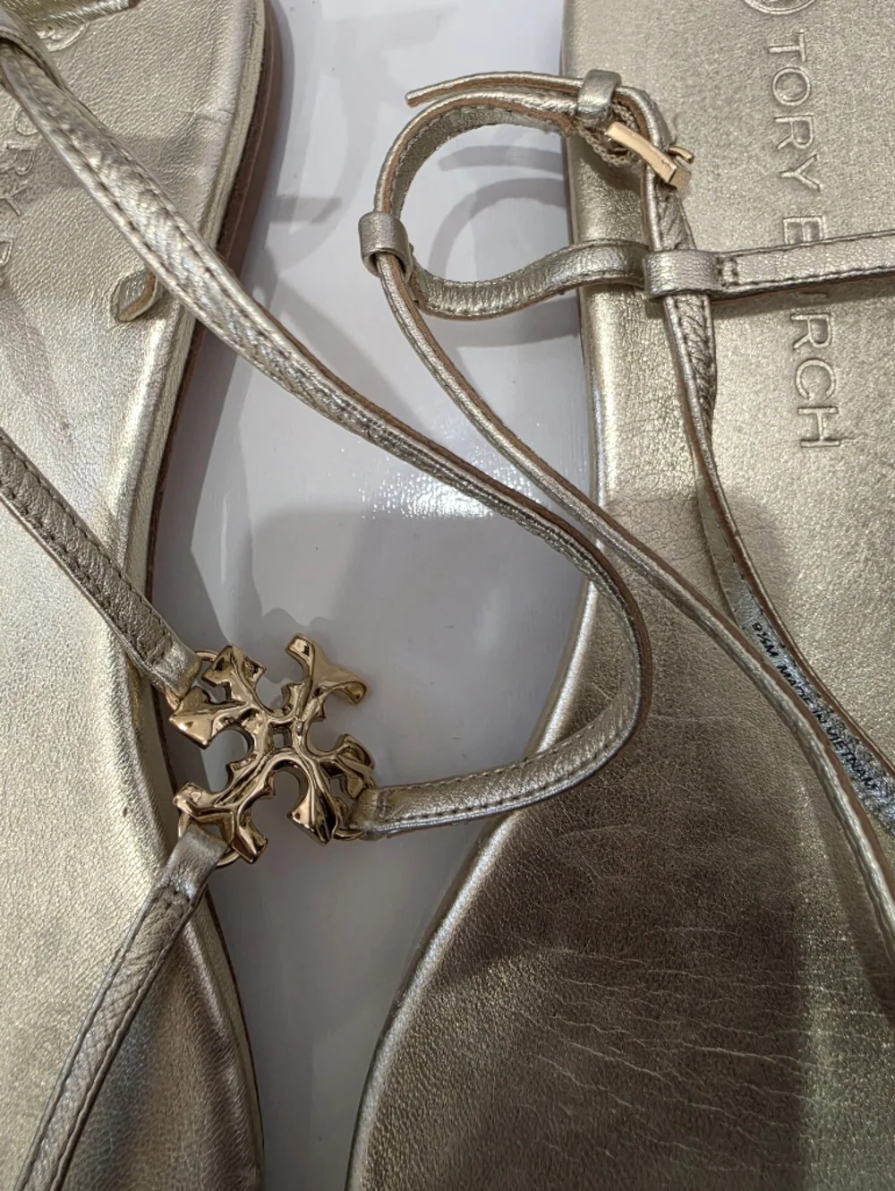 Tory Burch flat note gold