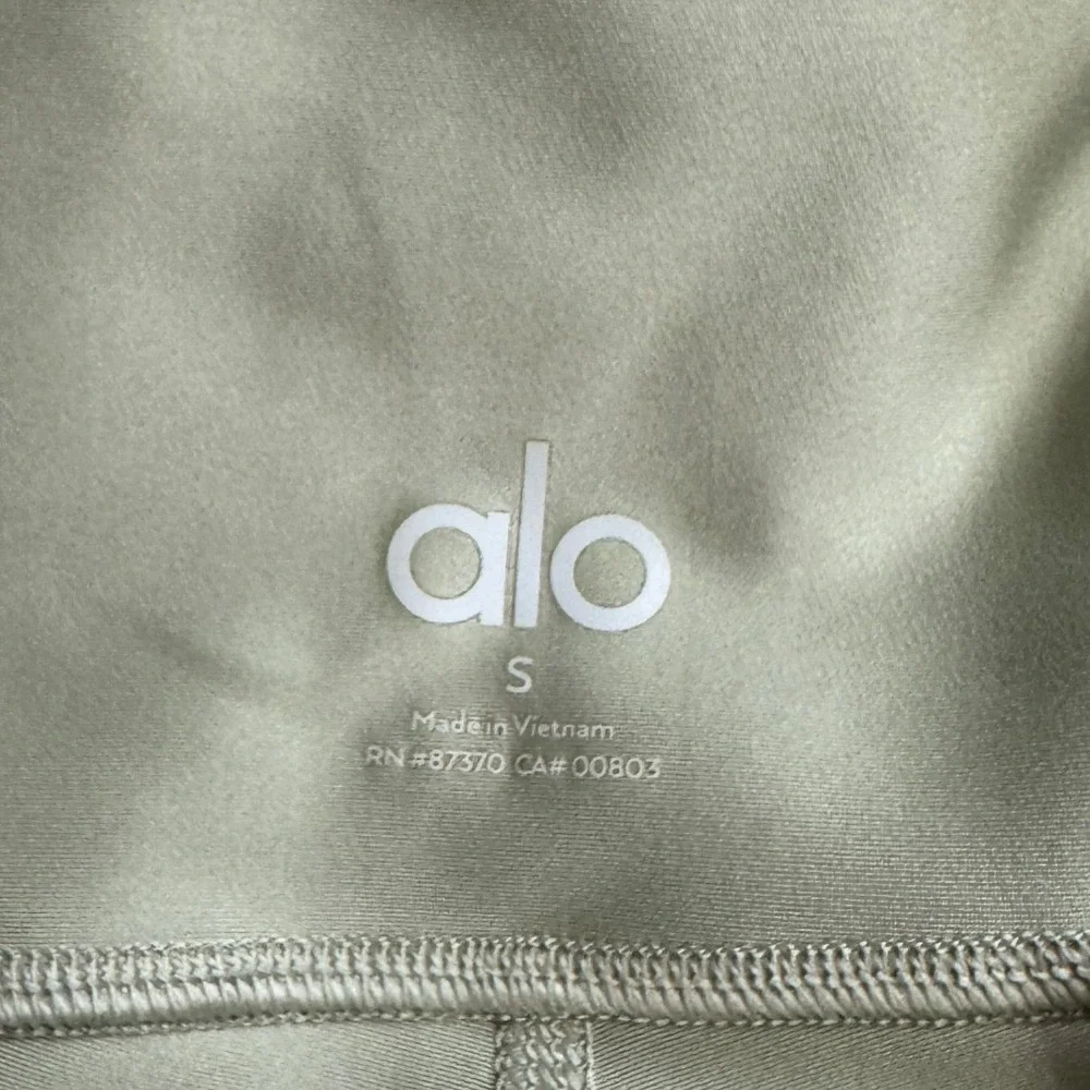 ALO Yoga elevate your
