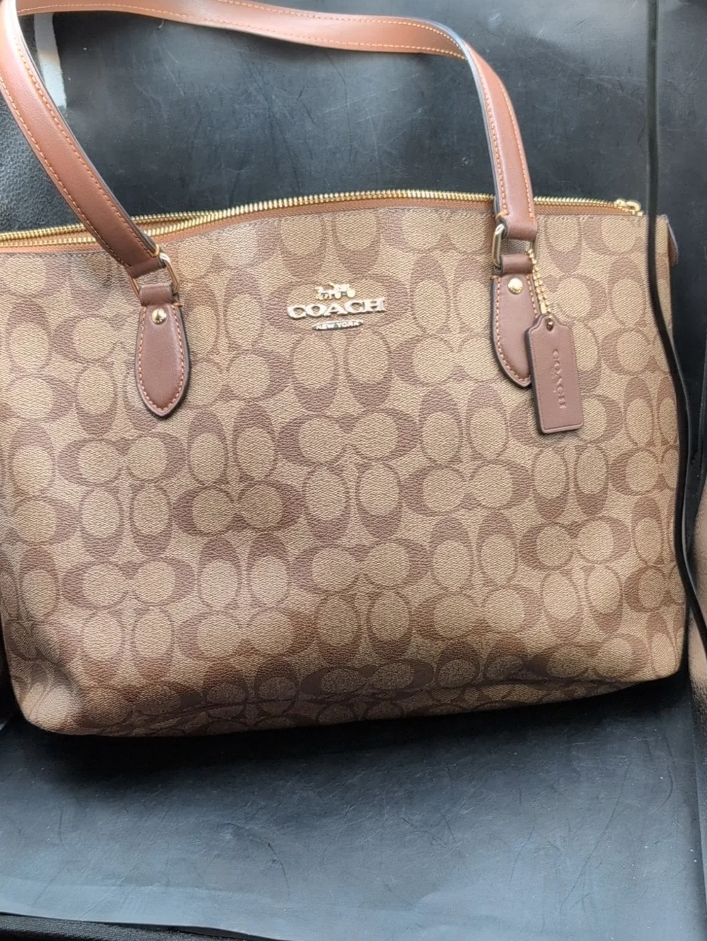 Coach Gallery Tote In Signature Canvas CH504