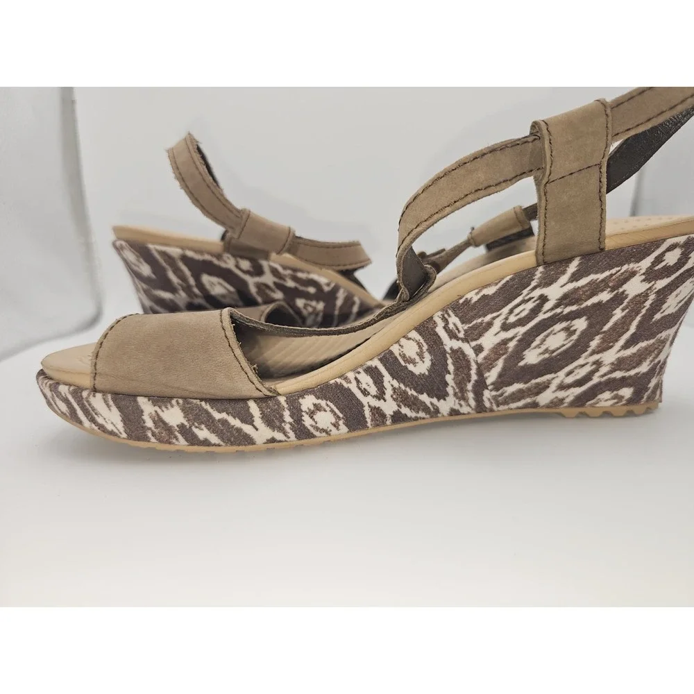 Crocs Women's. Wedge Sandals with Geographic Design Size 9‎