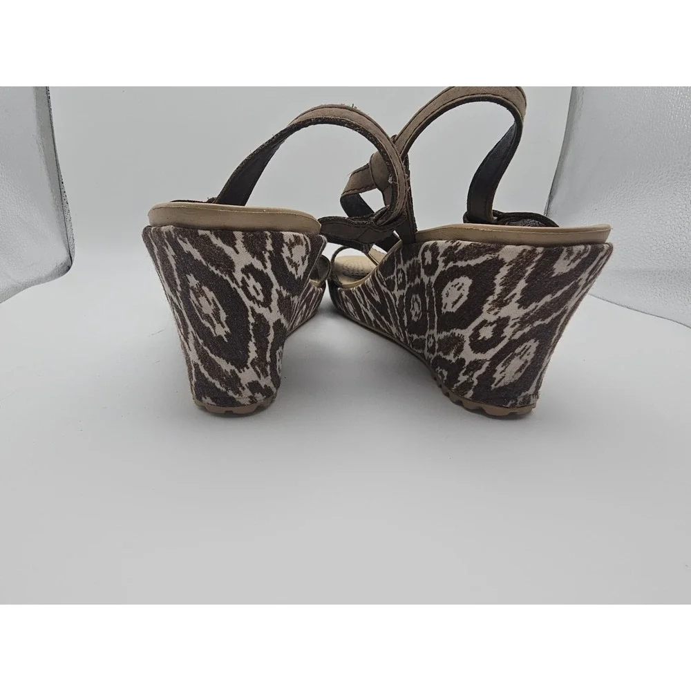 Crocs Women's. Wedge Sandals with Geographic Design Size 9‎