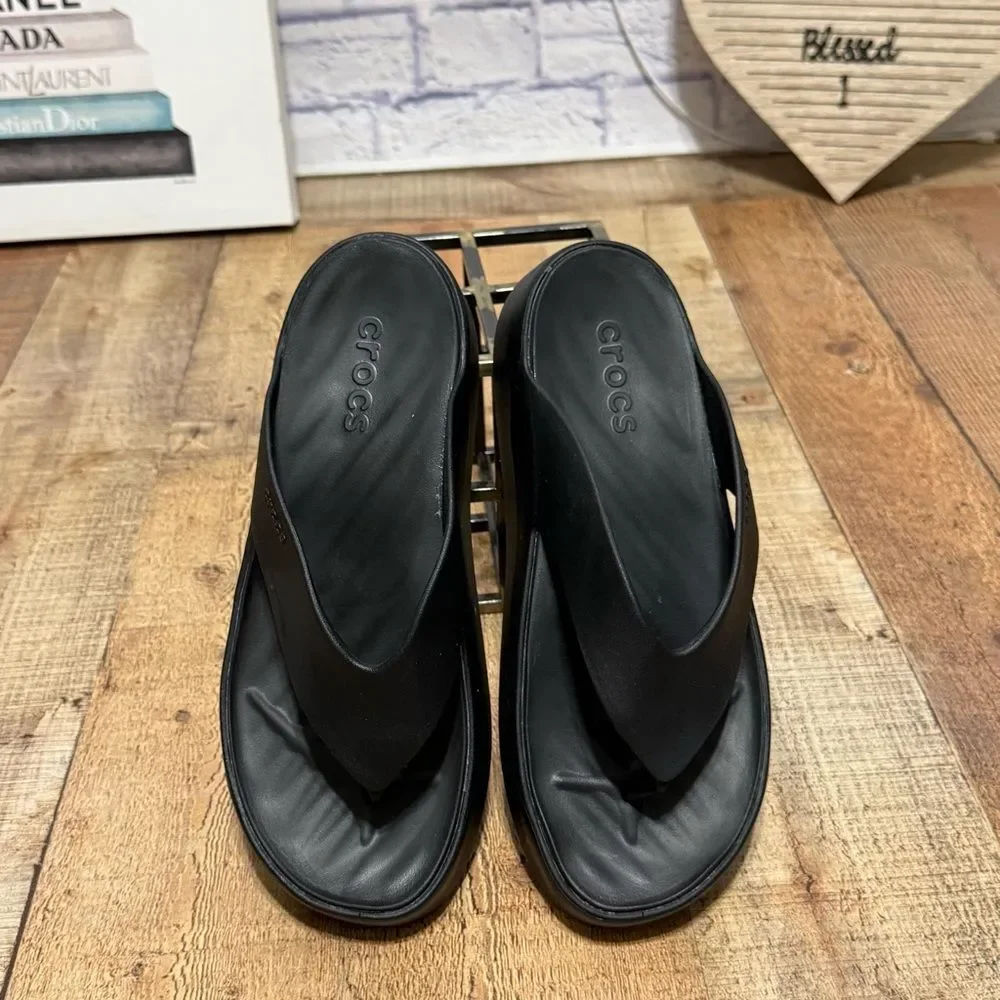 CROCS signs toe