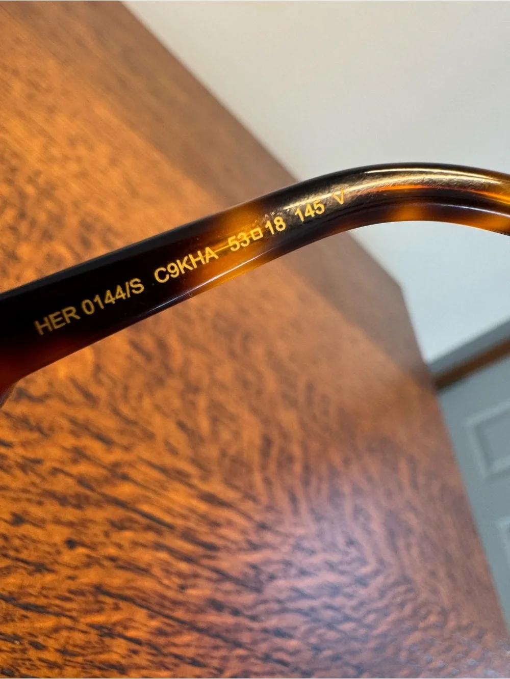 Carolina Herrera tortoiseshell lens features