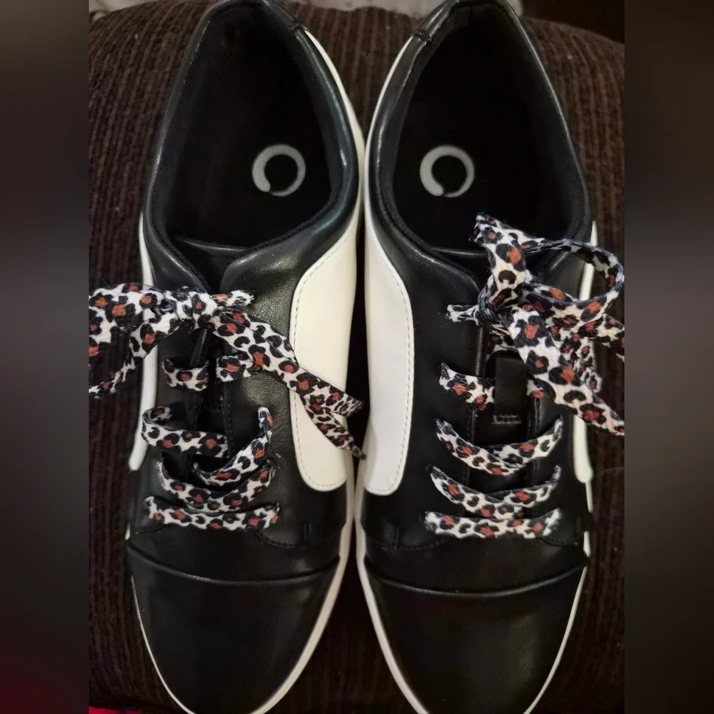 Journee Collection Comfort Foam™ Taschi Womans Sneakers NWOB Size 10