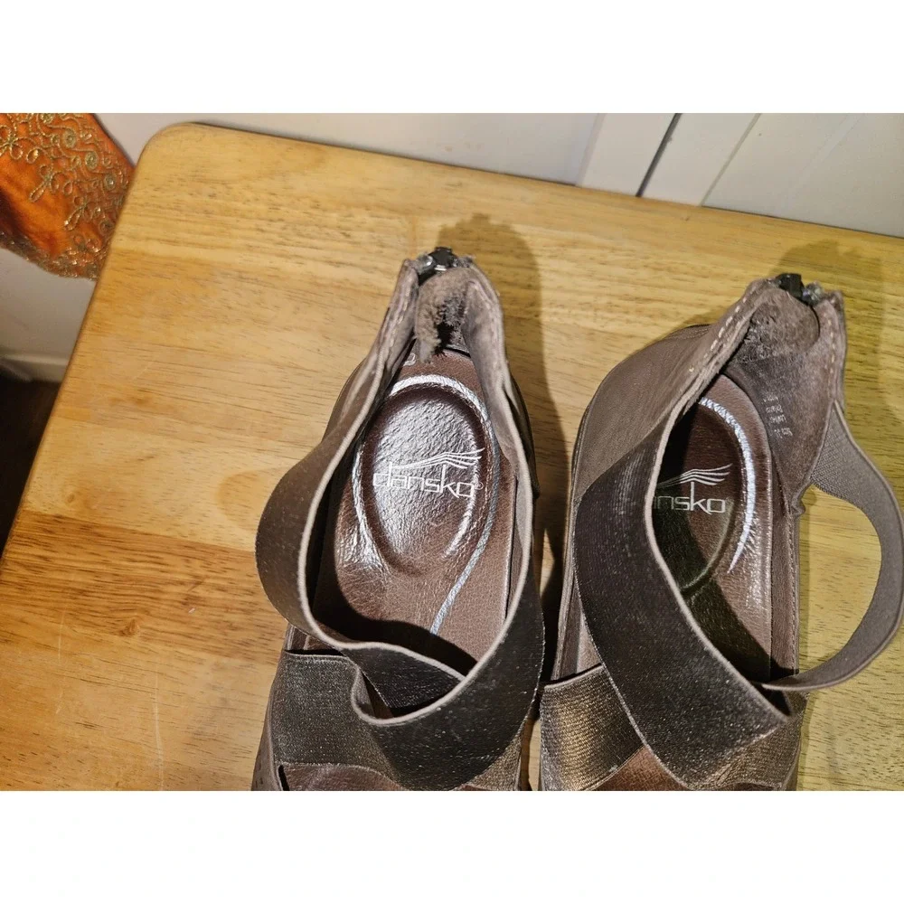 Dansko Women 7.5 Taupe Perforated Leather Wedge Sandals Metallic Straps Back Zip