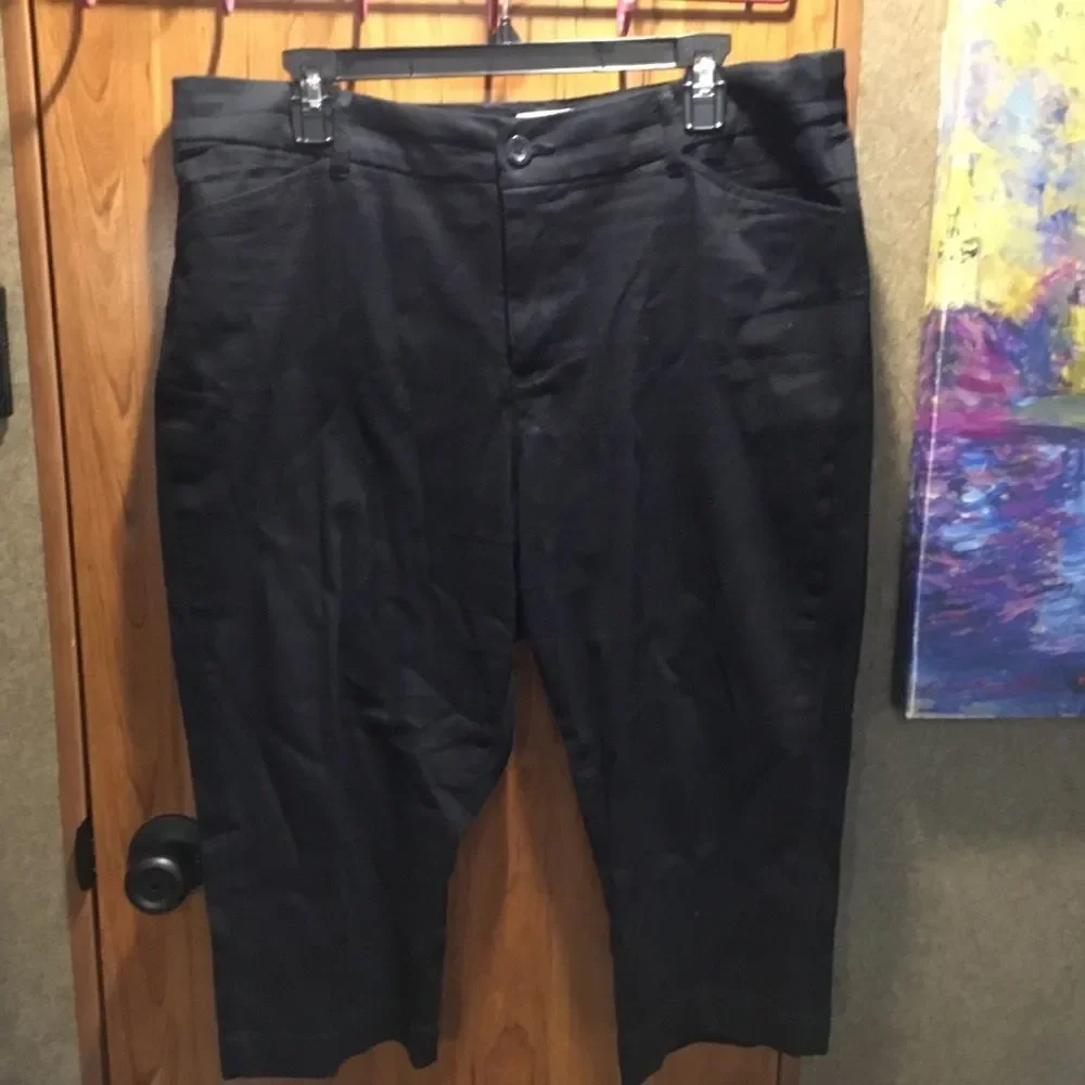 St. John’s Bay Black Crop Pants Women’s Size 16