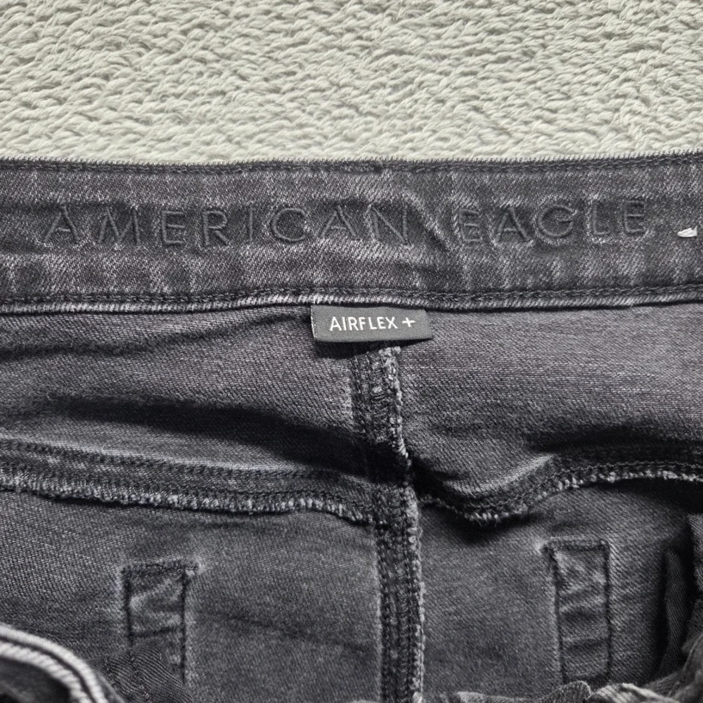 American Eagle Outfitters due jeans but