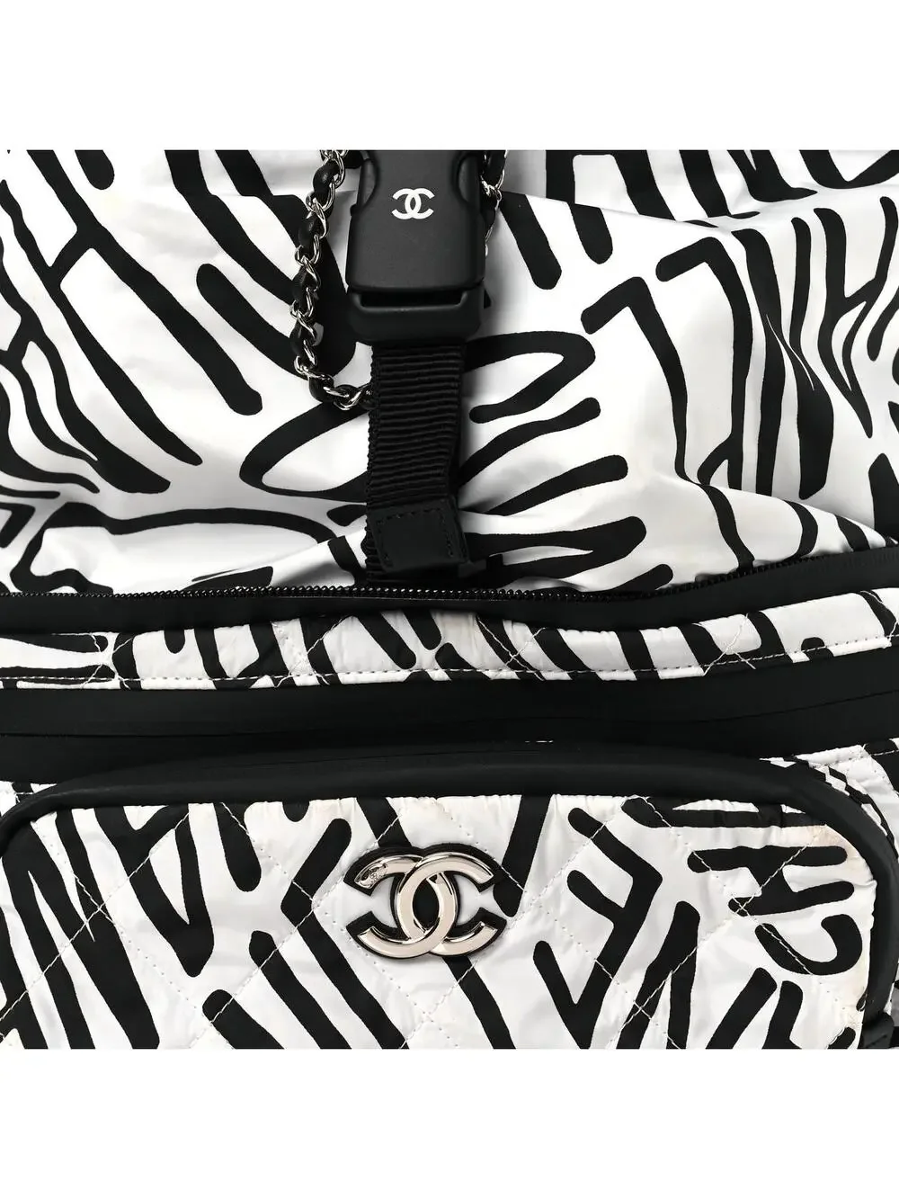 CHANEL neige patch