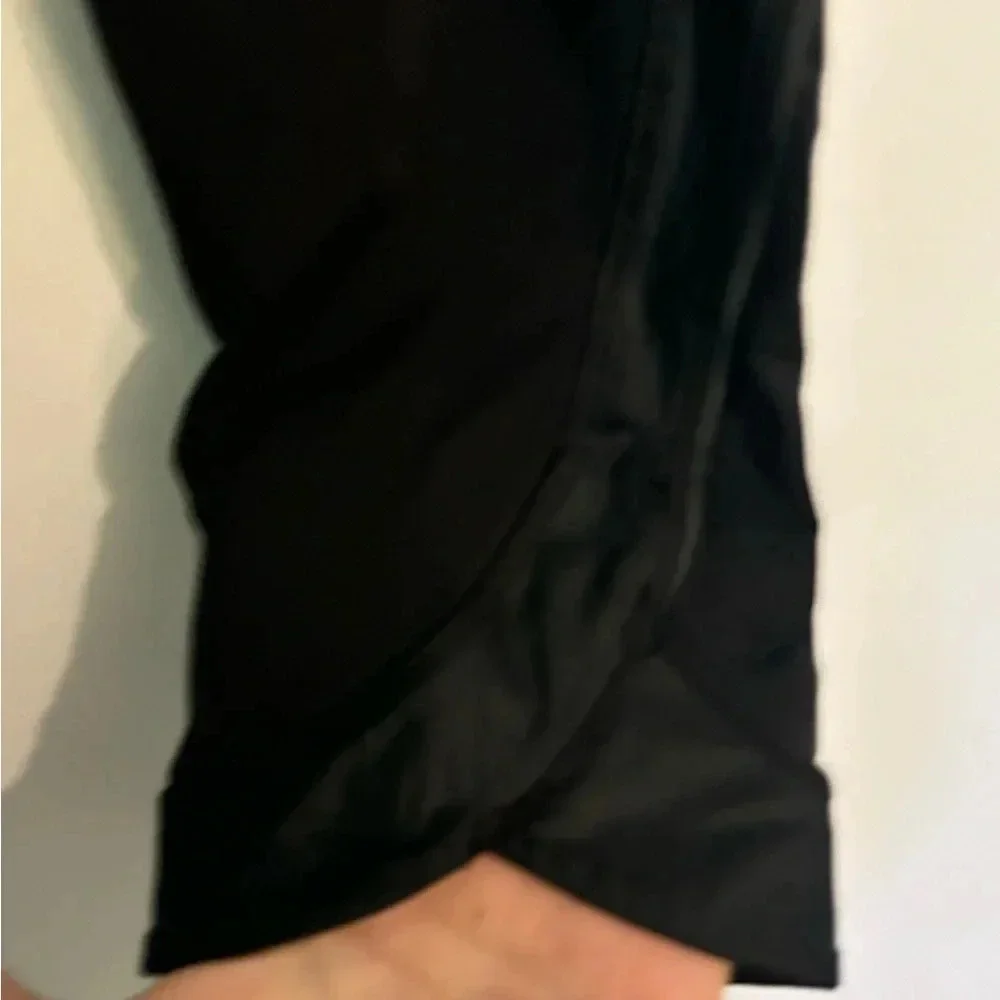 Lululemon Womens‎ Sz 4 Run Chase Me II Crops Black Leggings Capri mesh accents
