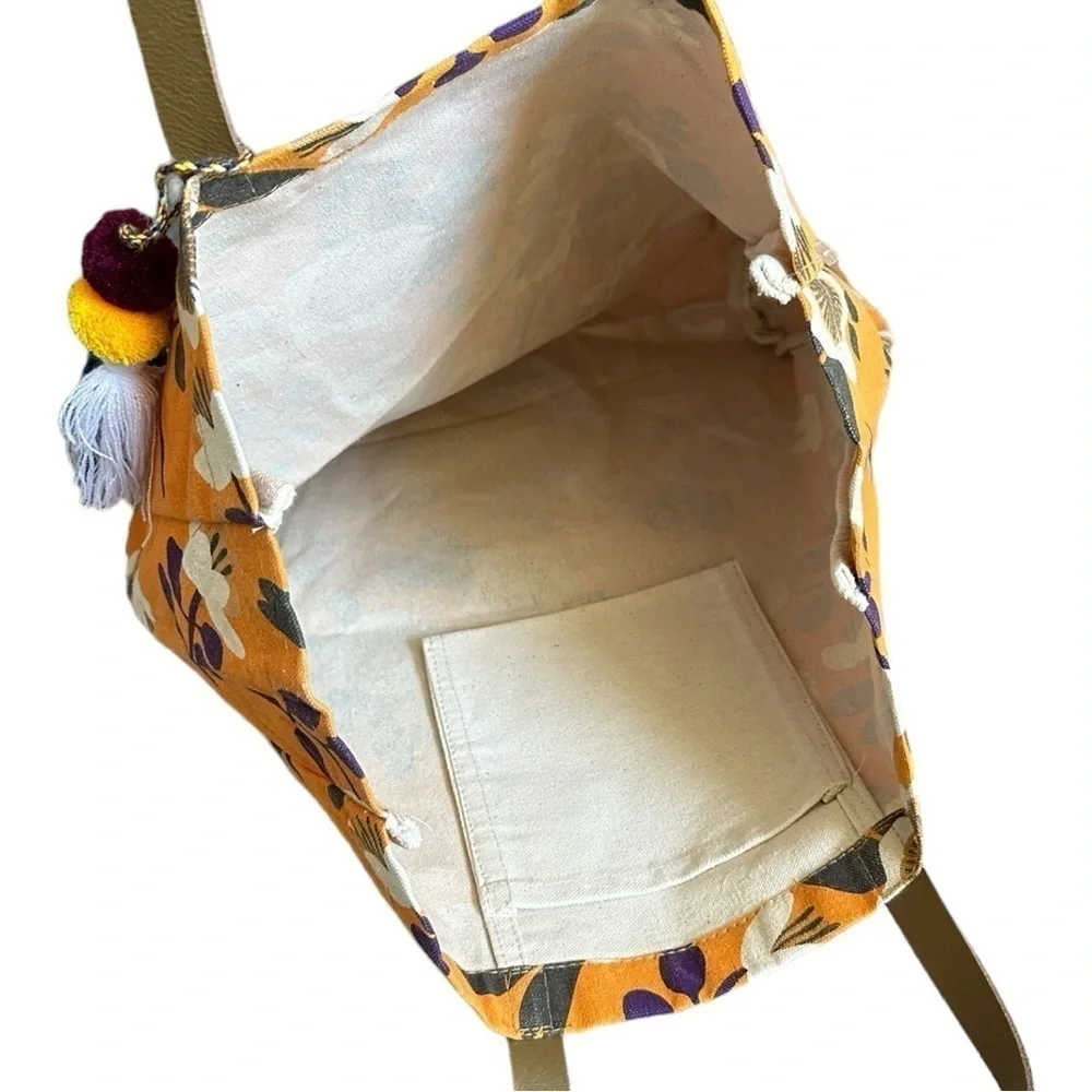 N/A white tote without