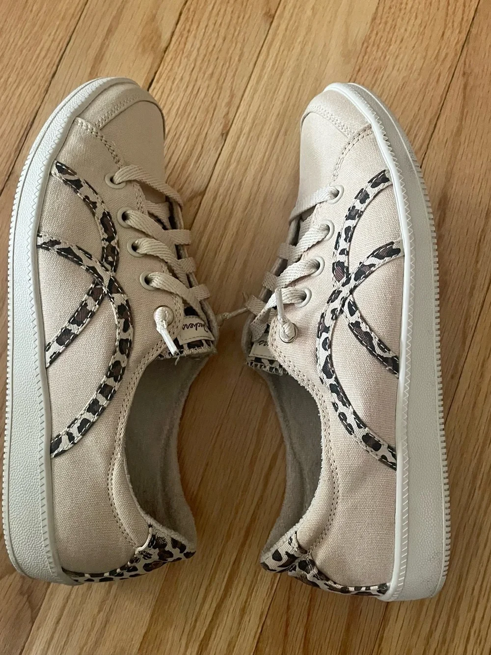 Skechers designed leopard insole