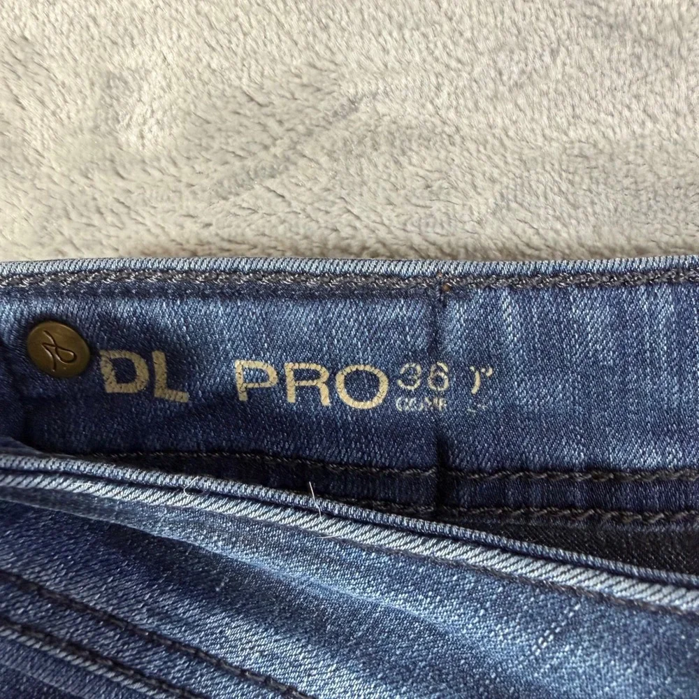 DL1961 details embroidered frame
