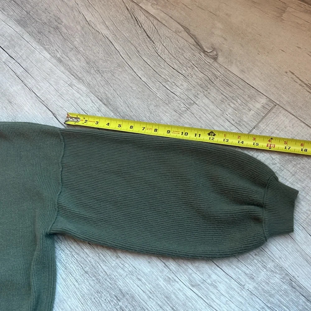 Shadow Crew Blouson Sleeve Green Sweater‎ Size S