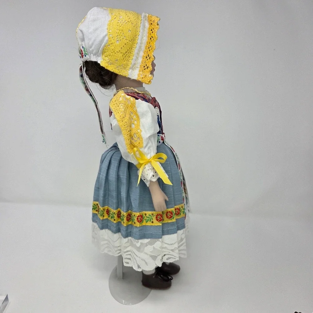 N/A yellow lace girl