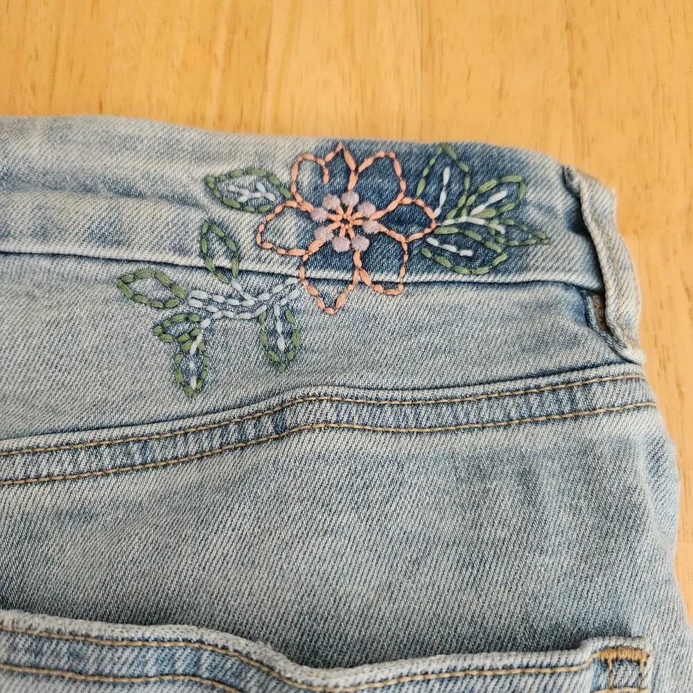 American Eagle Curvy Mom Shorts Denim Distressed Embroidered sz 8